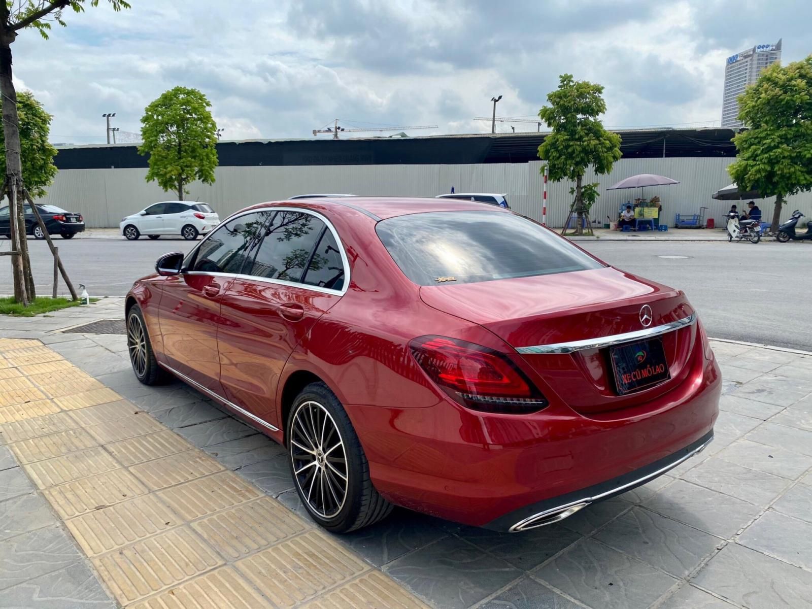 Mercedes-Benz 2020 - Xe màu đỏ