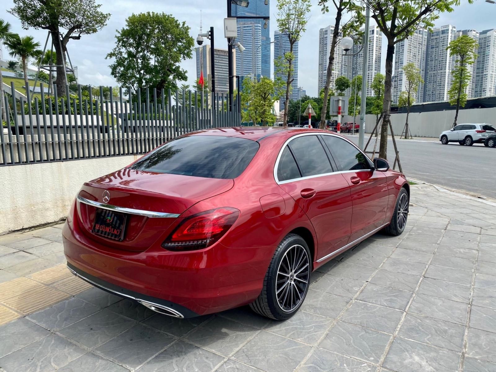 Mercedes-Benz 2020 - Xe màu đỏ