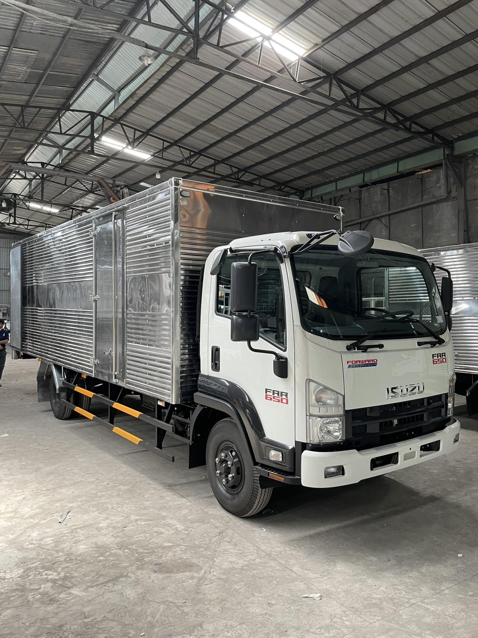 Isuzu FRR 2022 - Thùng kín inox - Tải trọng 6 tấn 5