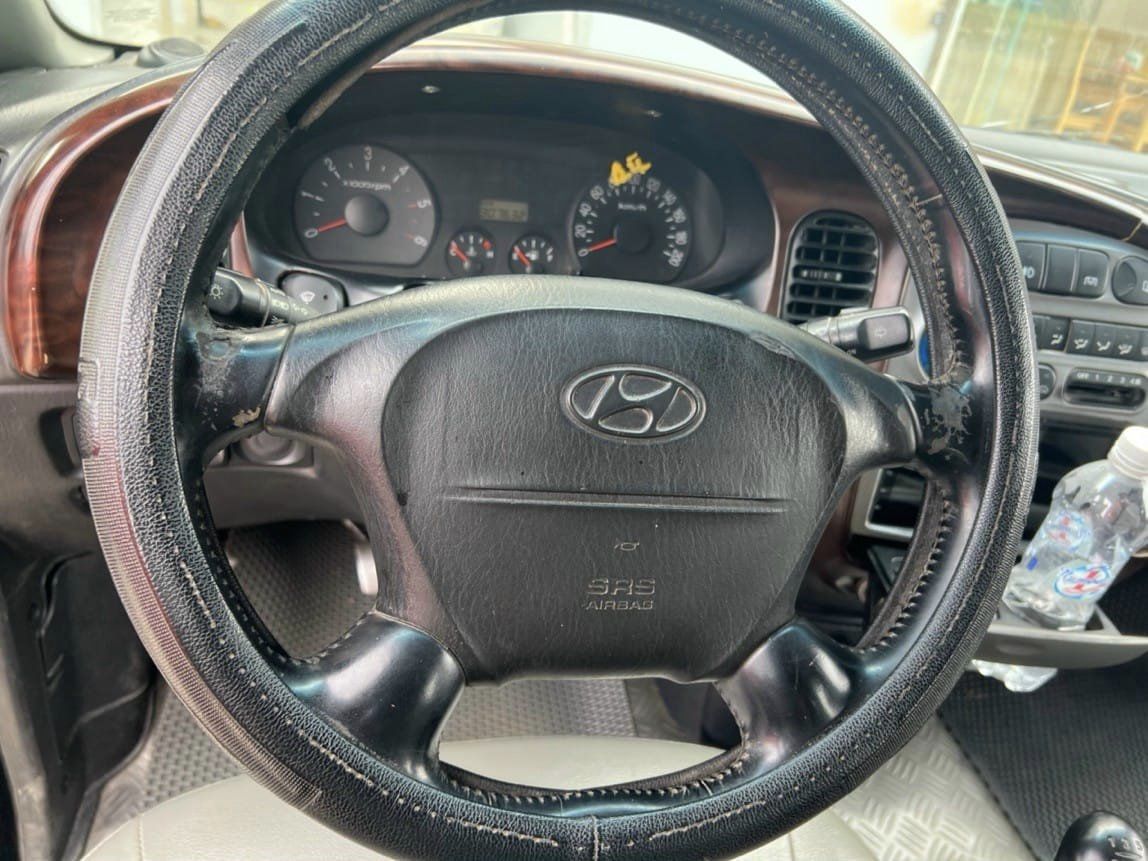 Hyundai Starex 2004 - Màu đen, 125 triệu
