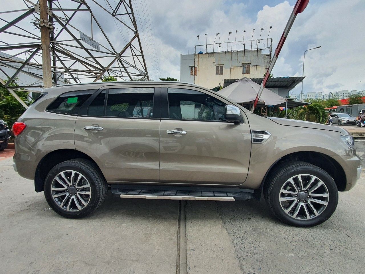 Ford Everest 2019 - Giá 1 tỷ 176 tr