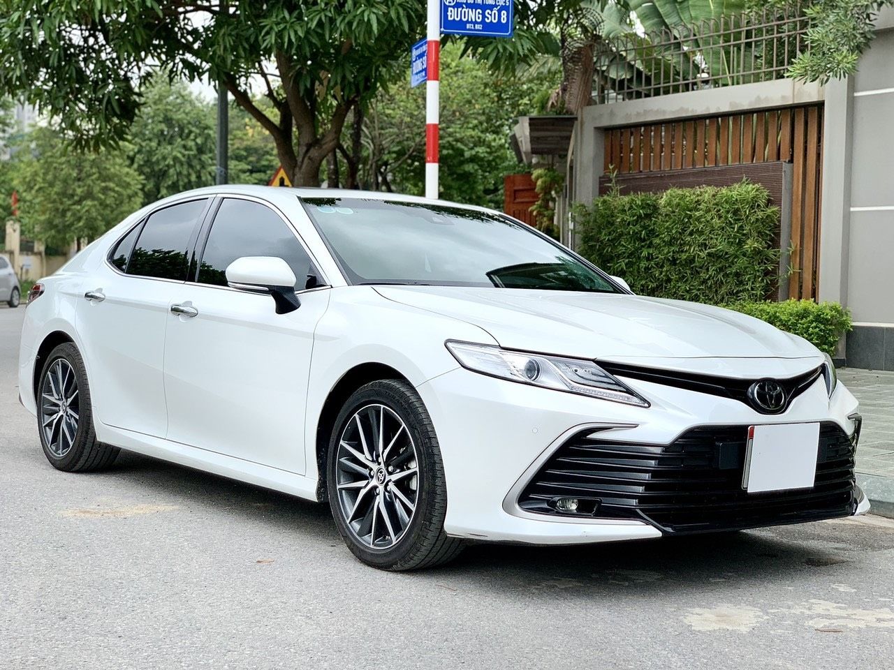 Toyota Camry 2022 - Trắng, nội thất kem