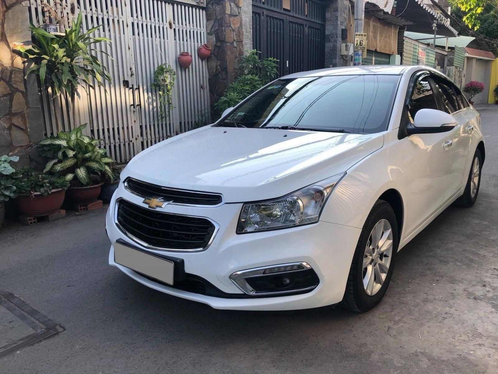 Chevrolet Cruze 2018 - Cần bán xe màu trắng