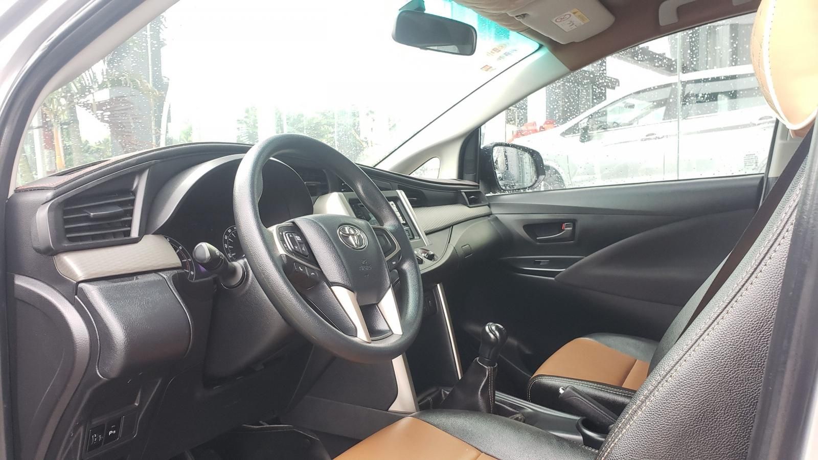 Toyota Innova 2018 - Màu bạc, biển số tỉnh