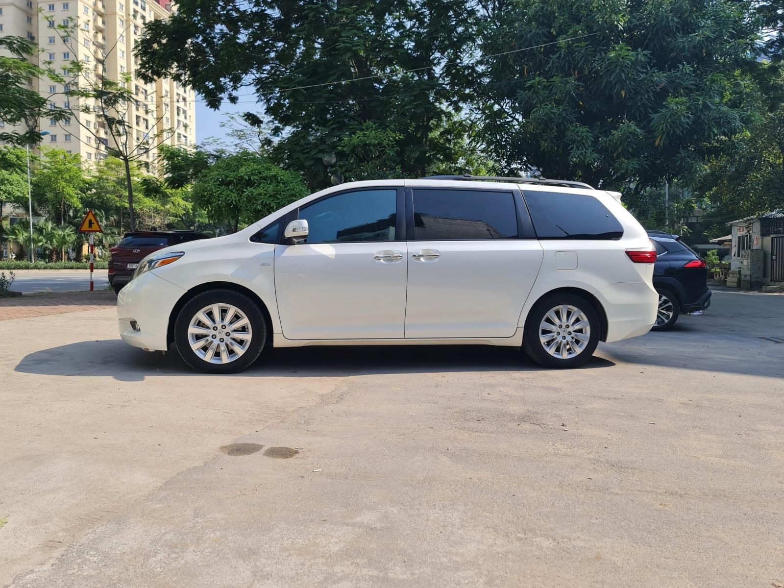 Toyota Sienna 2016 - Đăng ký 2017 một chủ sử dụng từ đầu, xe đã được độ nhiều option hiện đại