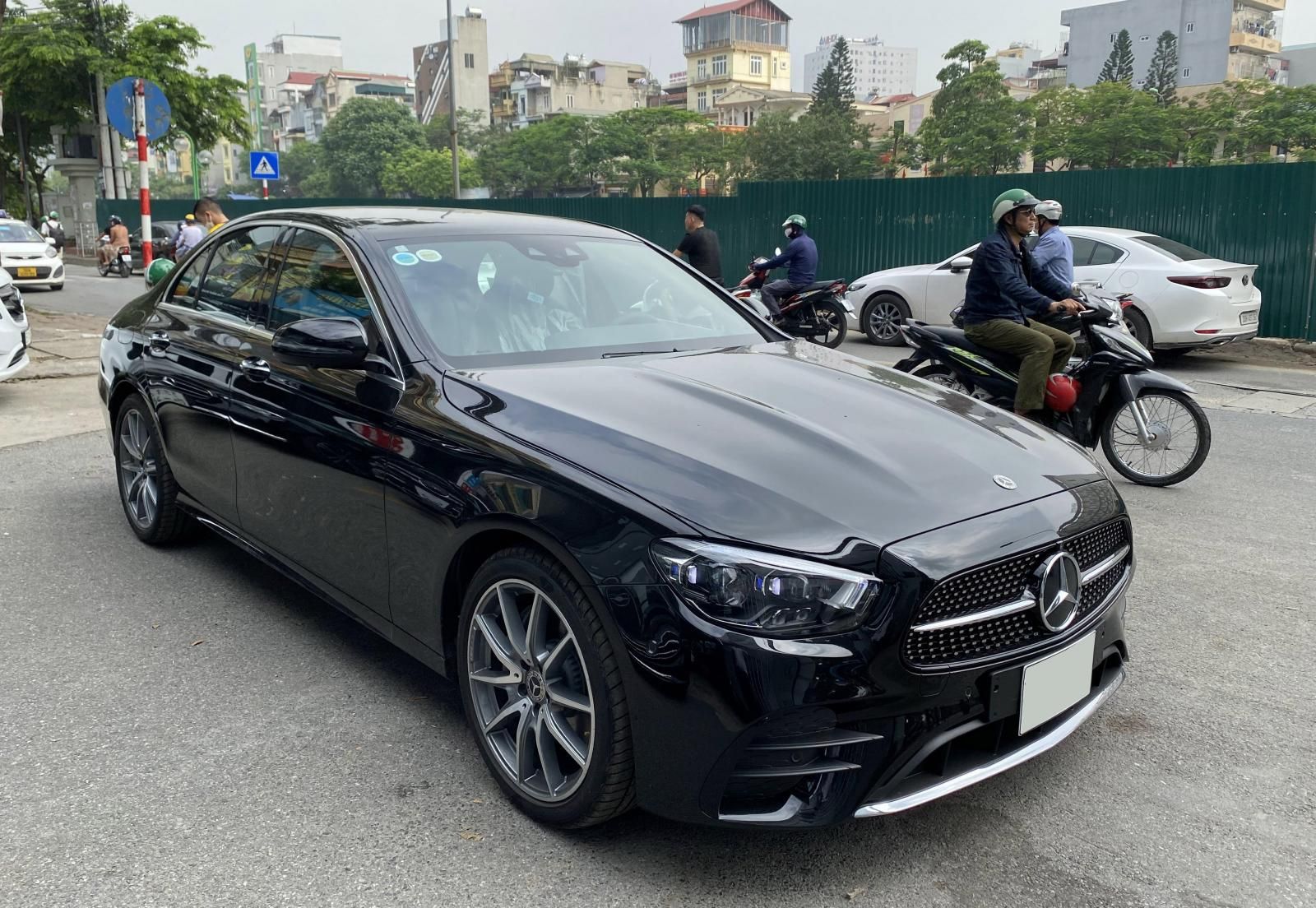 Mercedes-Benz 2022 - Xe màu đen lướt 5600km, hỗ trợ trả góp 70%, xe sẵn giao ngay