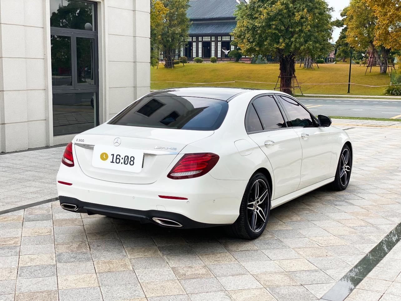 Mercedes-Benz 2020 - Xe màu trắng