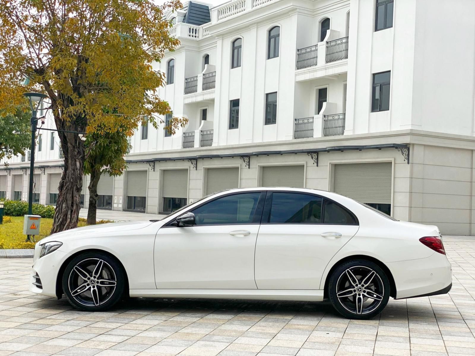 Mercedes-Benz 2020 - Xe màu trắng