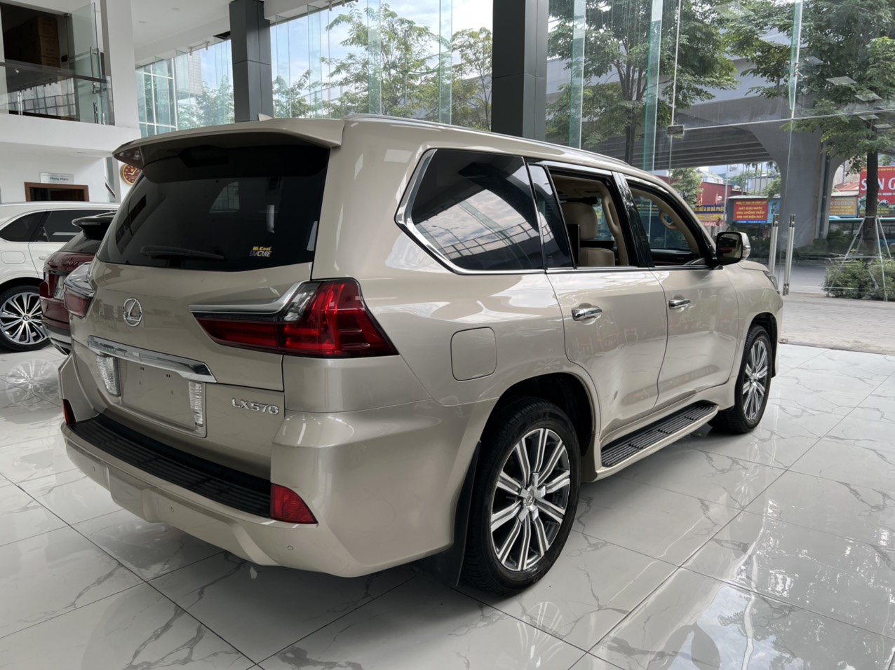 Lexus LX 570 2016 - Cần bán xe Lexus LX 570 sản xuất năm 2016, màu vàng, nhập khẩu mỹ 