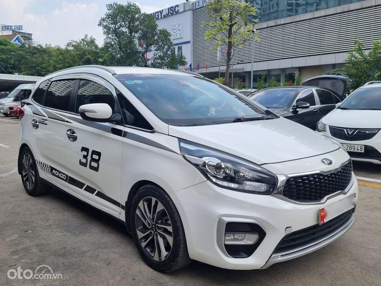 Kia Rondo 2017 - Cần bán xe ít sử dụng, giá tốt 480tr + tặng gói chăm sóc xe miễn phí 1 năm