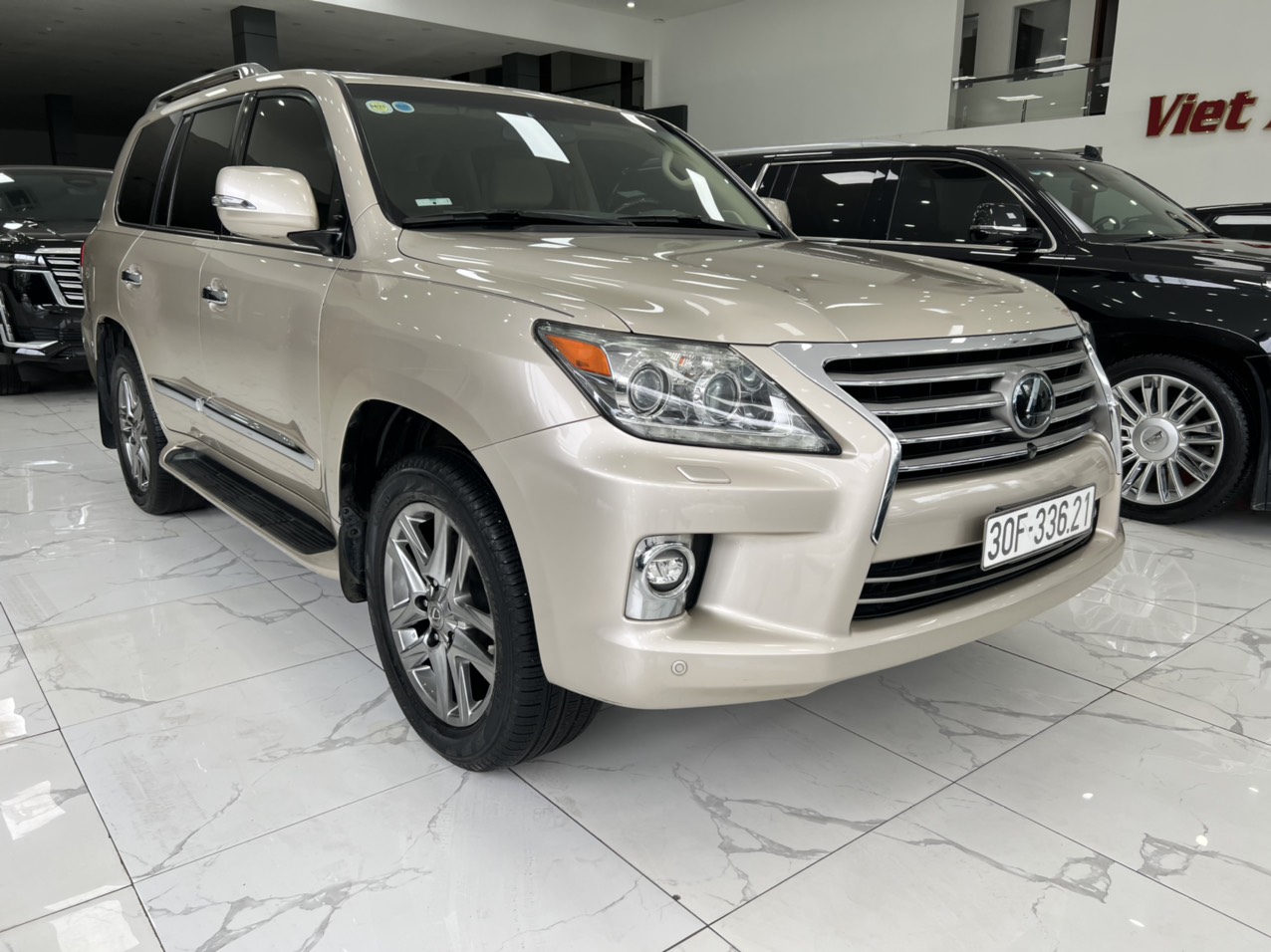 Lexus LX 570 2014 - Cần bán xe Lexus LX 570 sản xuất năm  2014, màu vàng, xe nhập Mỹ đăng ký 2015 