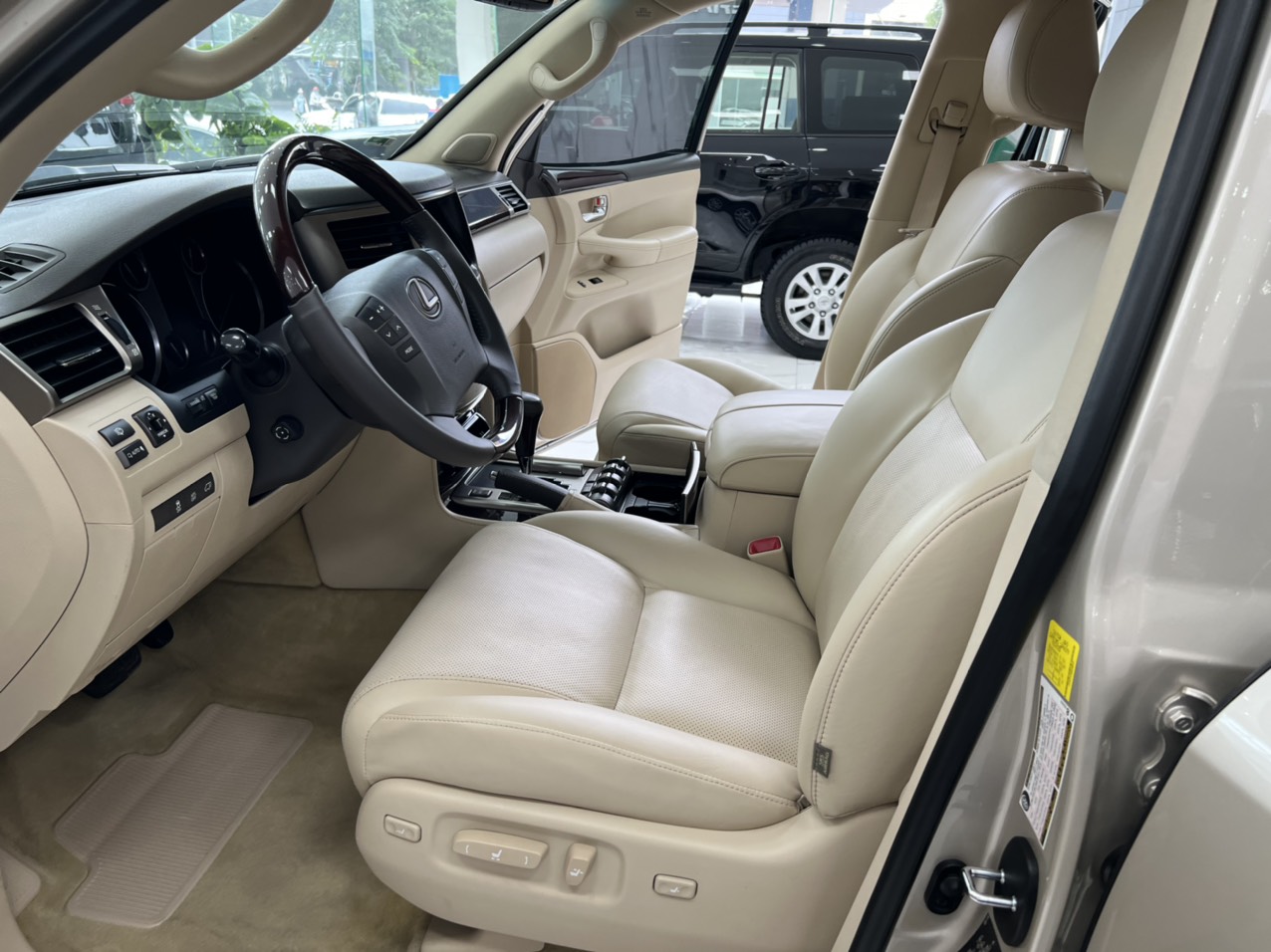 Lexus LX 570 2014 - Cần bán xe Lexus LX 570 sản xuất năm  2014, màu vàng, xe nhập Mỹ đăng ký 2015 