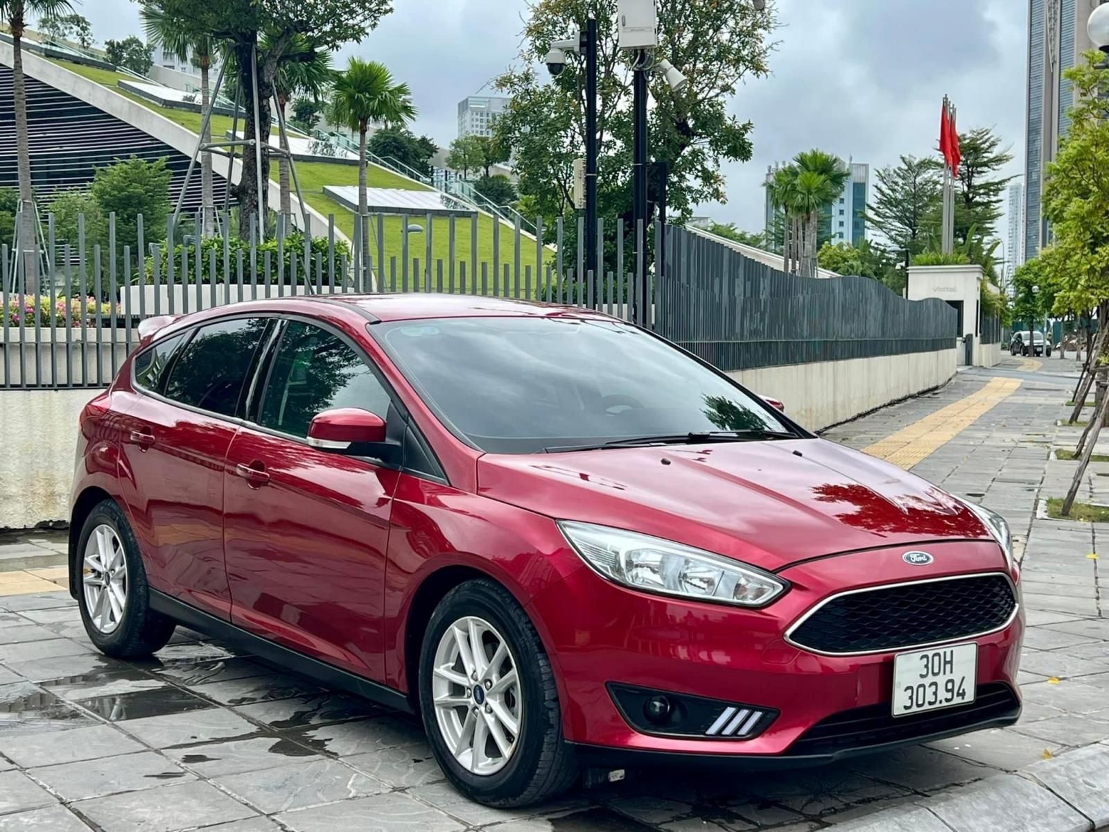 Ford Focus 2019 - Biển Hà Nội tên cá nhân, màu đỏ