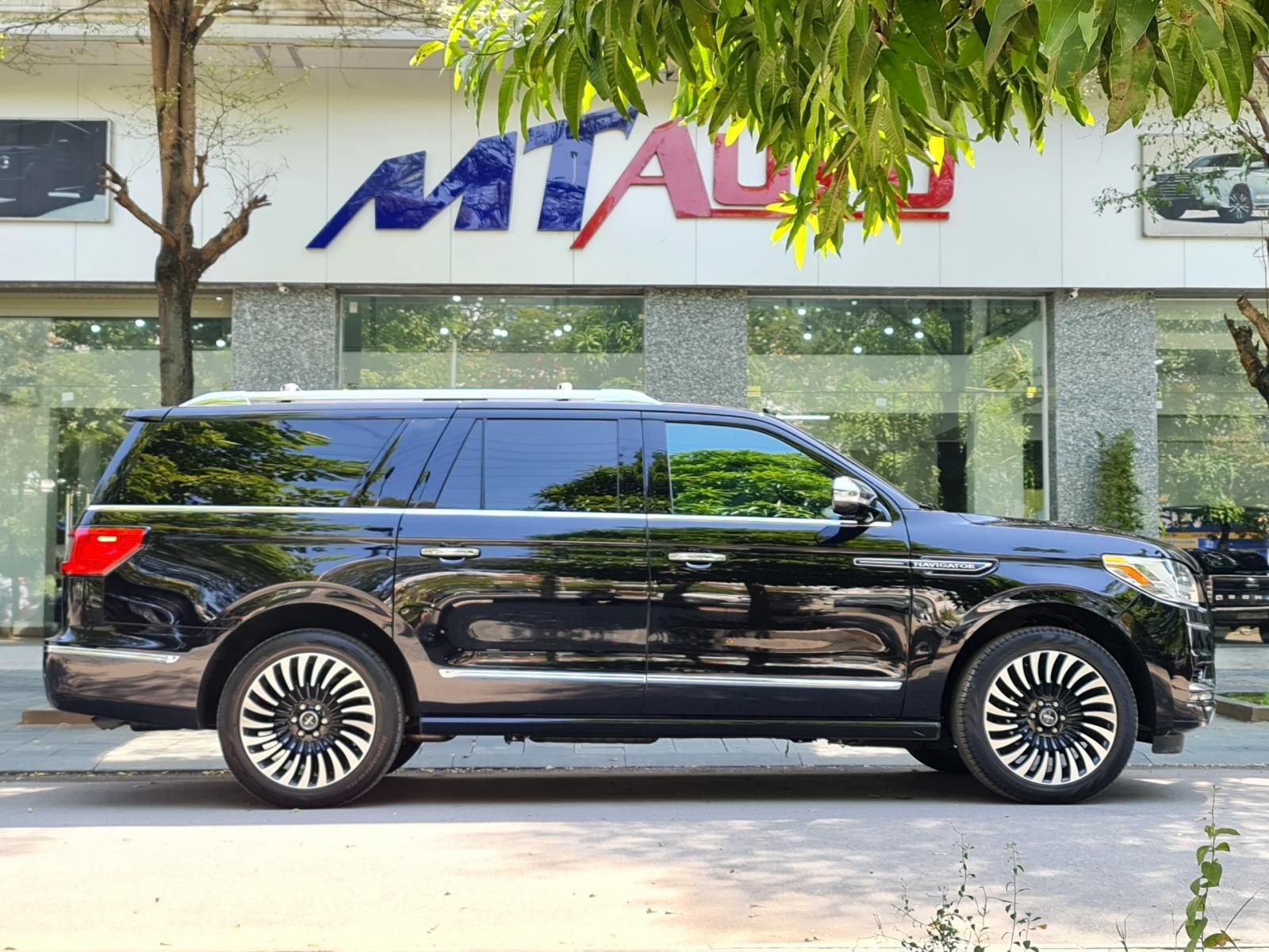 Lincoln Navigator 2019 - Chạy siêu lướt đẹp như mới