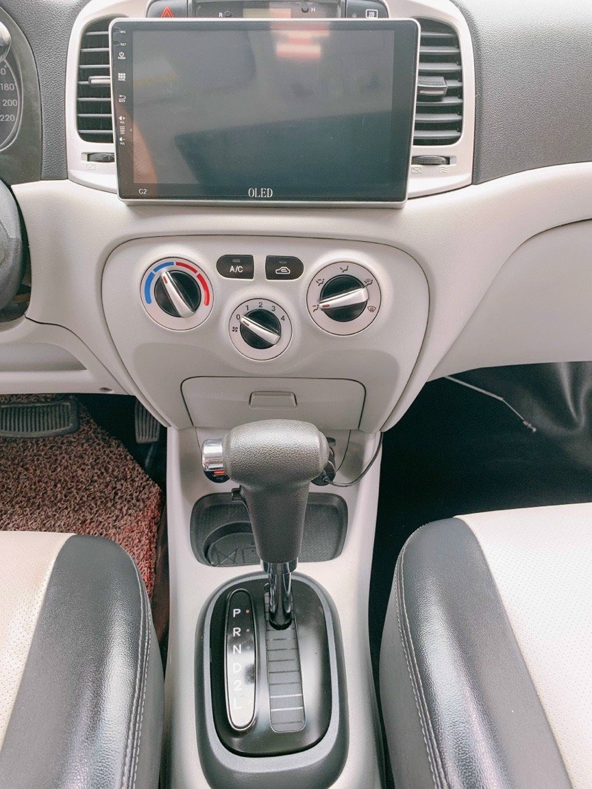 Hyundai Verna 2010 - Xe màu bạc