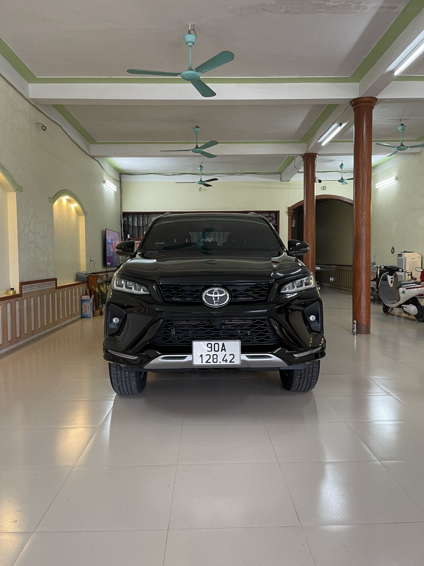 Toyota Fortuner 2020 - Số tự động, một cầu, máy dầu 2.4, đời 2020 còn mới khét