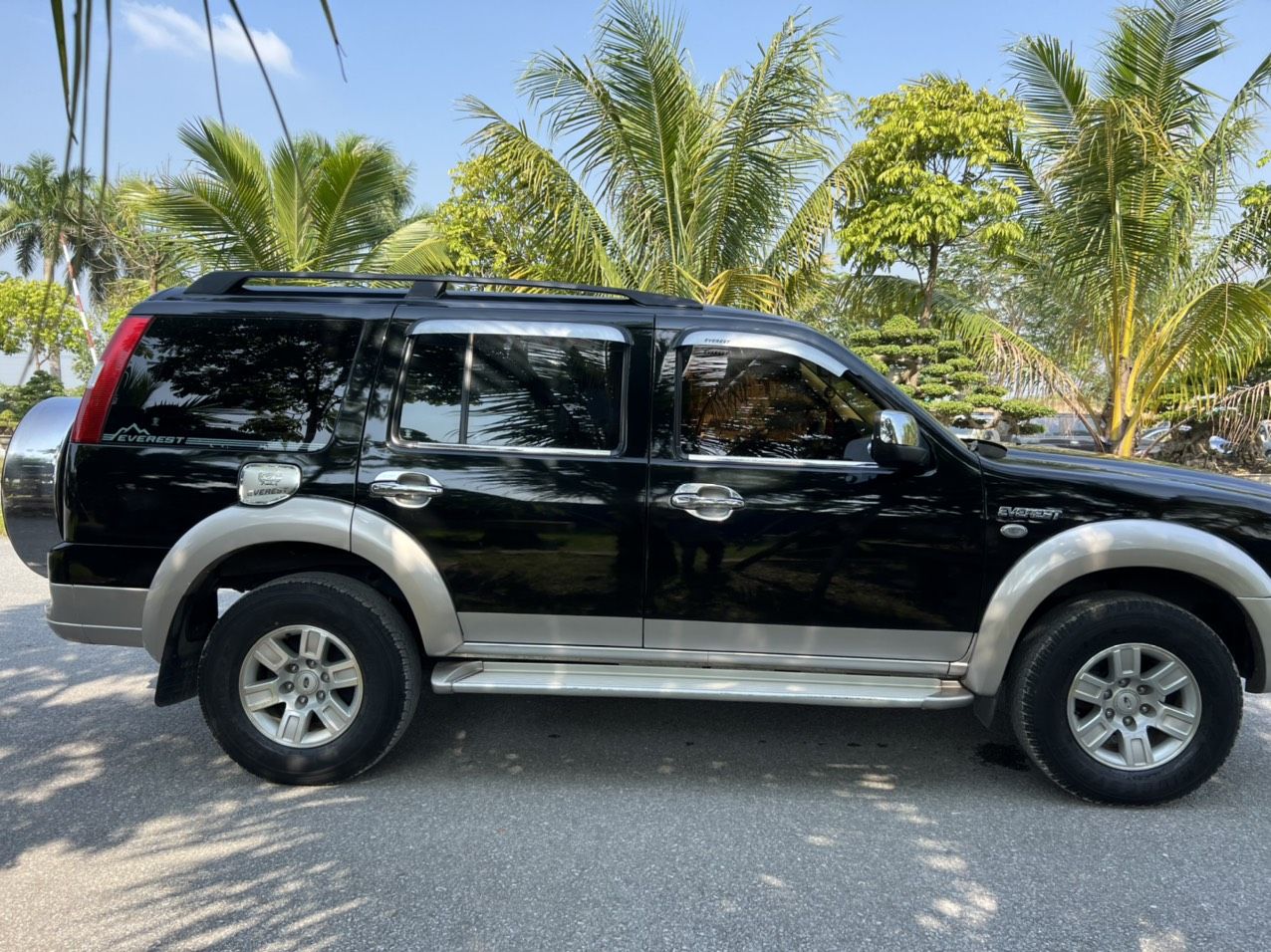 Ford Everest 2007 - Cần bán xe màu đen - Lốp mới cả dàn + Cam kết chất lượng, lỗi em biếu xe. Liên hệ giá bao tốt