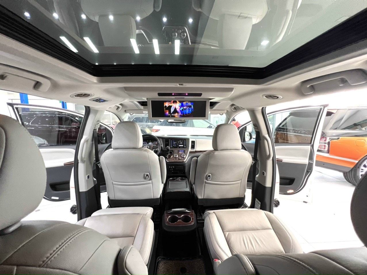 Toyota Sienna 2018 - Tên tư nhân, biển thành phố