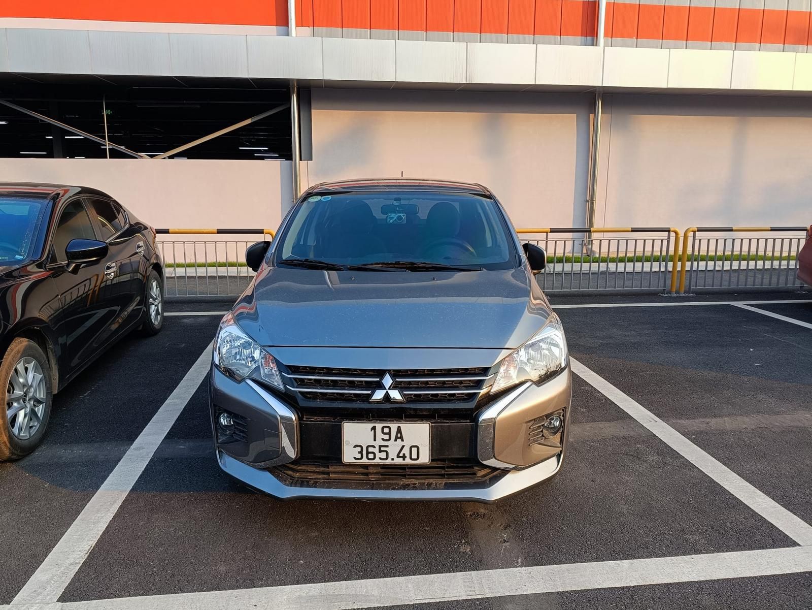 Mitsubishi Attrage 2021 - Màu bạc, xe nhập