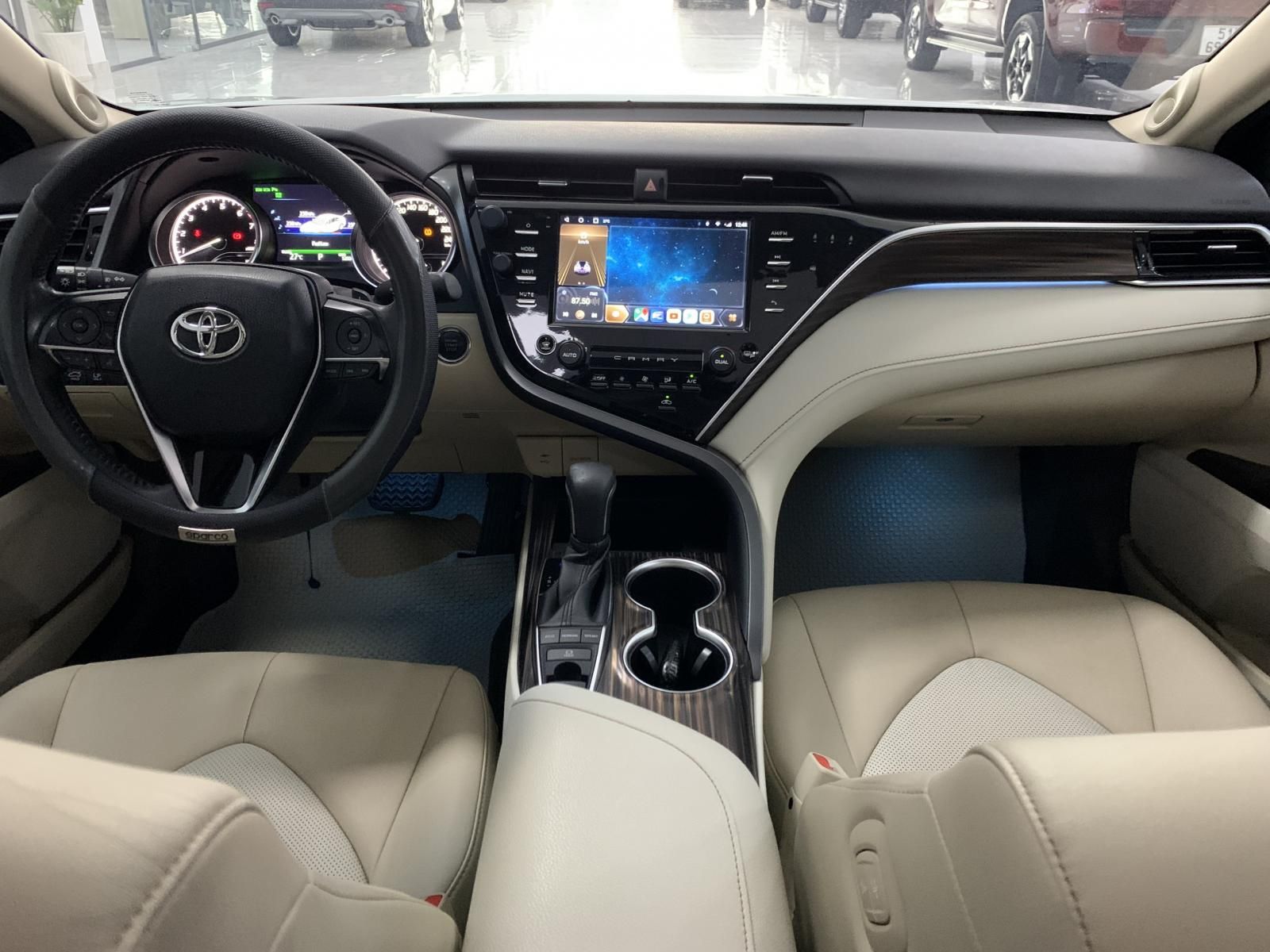 Toyota Camry 2019 - Cần bán lại xe 1 chủ từ đầu, đi giữ gìn, đẹp long lanh, hỗ trợ bank 60-70%, liên hệ giá tốt