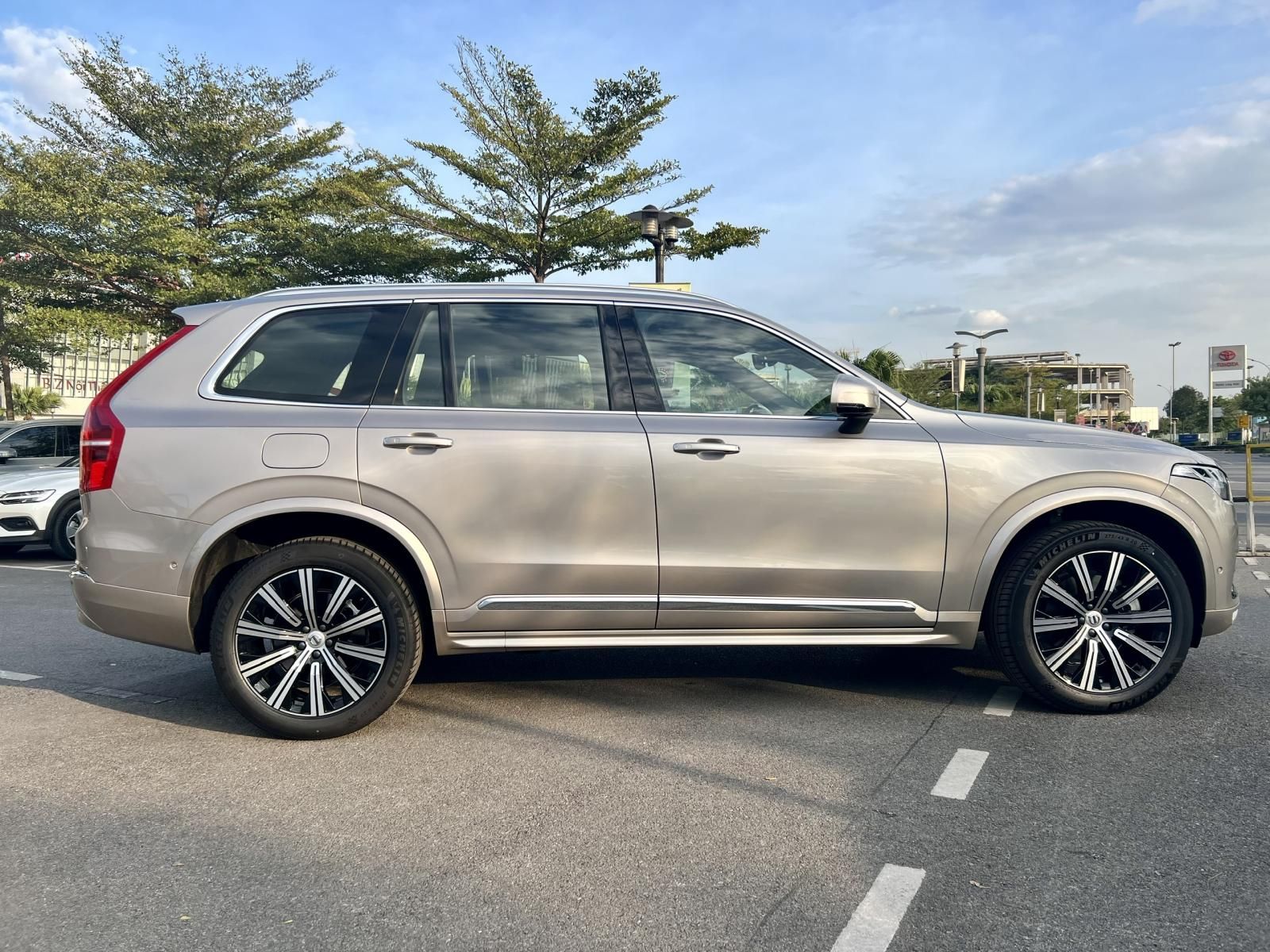 Volvo XC90 2022 - Nhập khẩu nguyên chiếc - Tặng 2 năm bảo hiểm, 3 năm bảo dưỡng và voucher 10 triệu