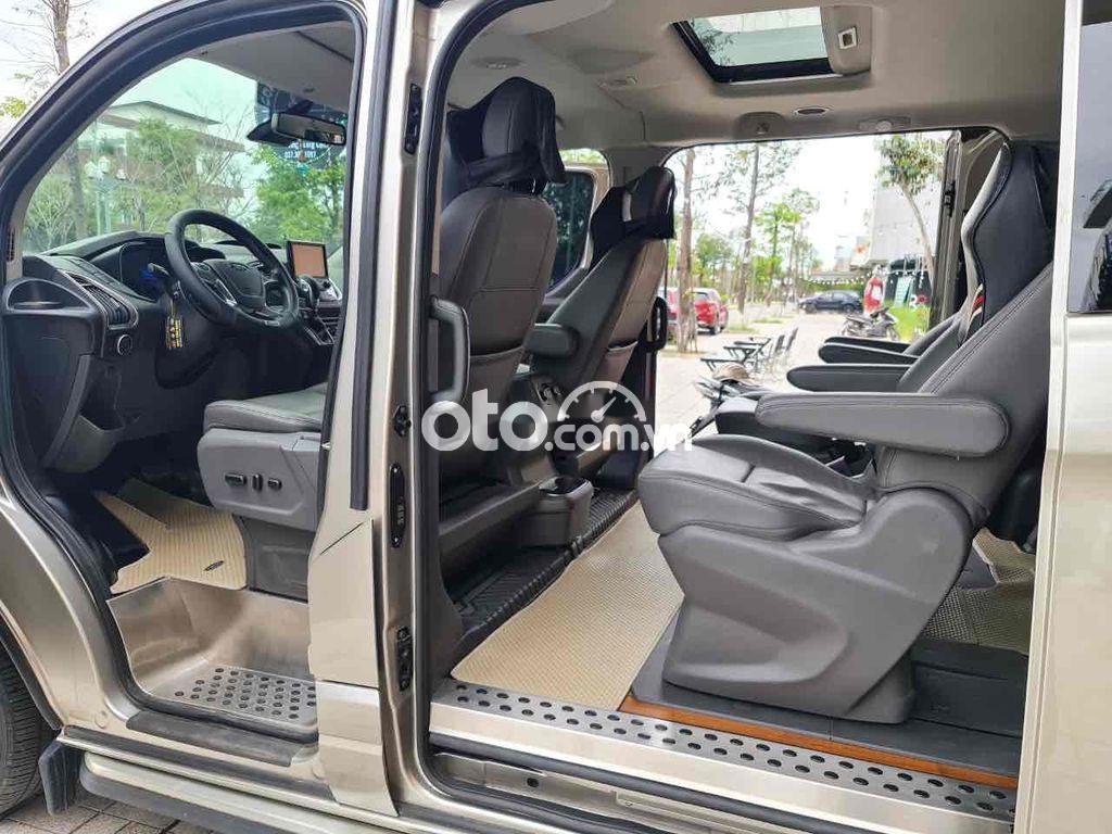 Ford Tourneo 2019 - Màu bạc, nhập khẩu số tự động