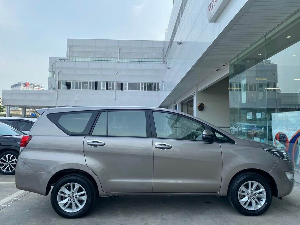 Toyota Innova 2019 - Xe màu bạc số sàn