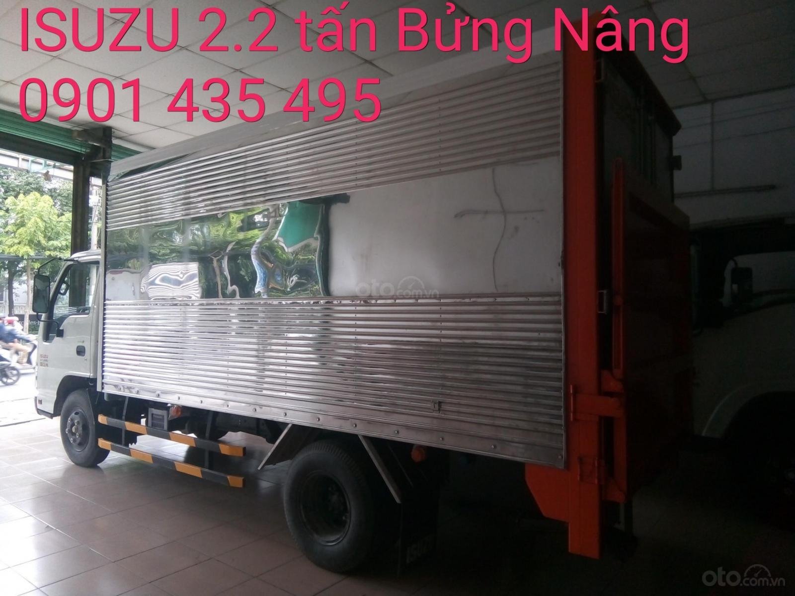 Isuzu QKR 2022 - Thùng kín bửng nâng - KM: Máy lạnh, 12 phiếu bảo dưỡng, radio MP3