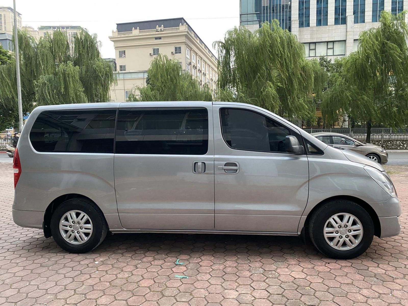 Hyundai Grand Starex 2015 - Màu bạc giá hữu nghị