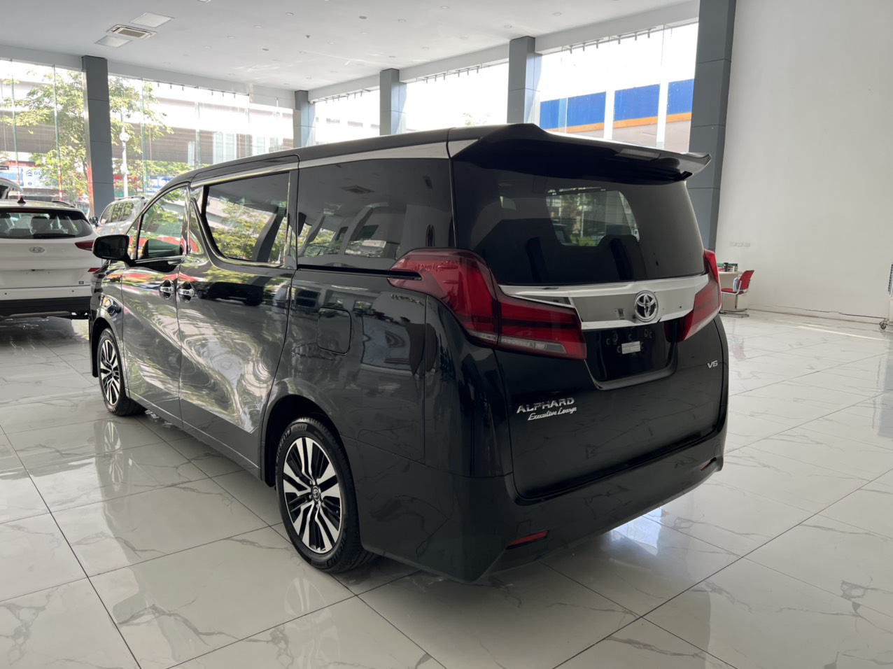 Toyota Alphard Executive Lounge  2018 - E bán chiếc Toyota Alphard màu đen xe sản xuất năm 2018 đăng ký tên cá nhân xe đẹp xuất sắc không lỗi nhỏ.