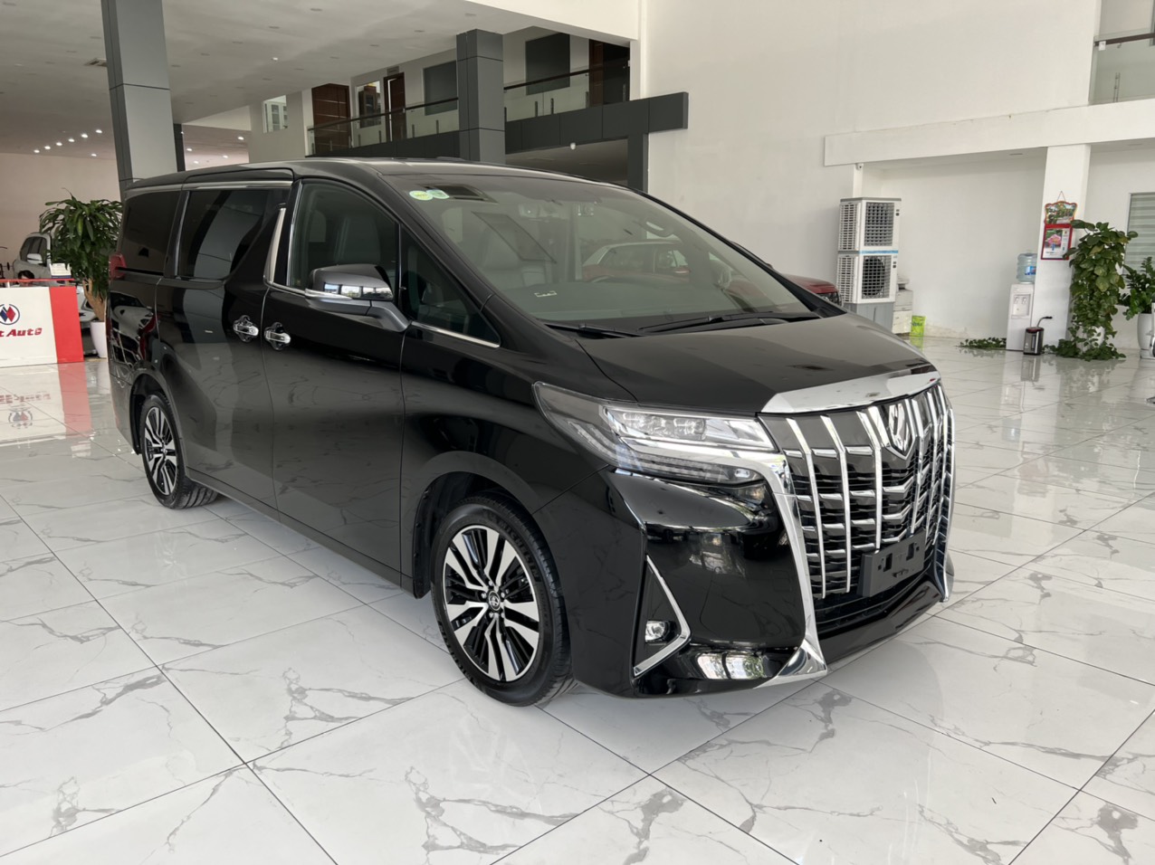 Toyota Alphard Executive Lounge  2018 - E bán chiếc Toyota Alphard màu đen xe sản xuất năm 2018 đăng ký tên cá nhân xe đẹp xuất sắc không lỗi nhỏ.