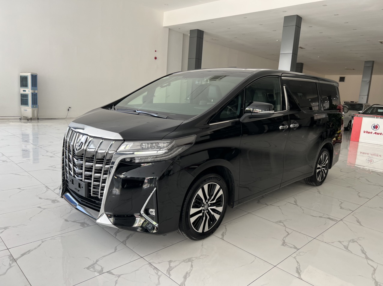 Toyota Alphard Executive Lounge  2018 - E bán chiếc Toyota Alphard màu đen xe sản xuất năm 2018 đăng ký tên cá nhân xe đẹp xuất sắc không lỗi nhỏ.