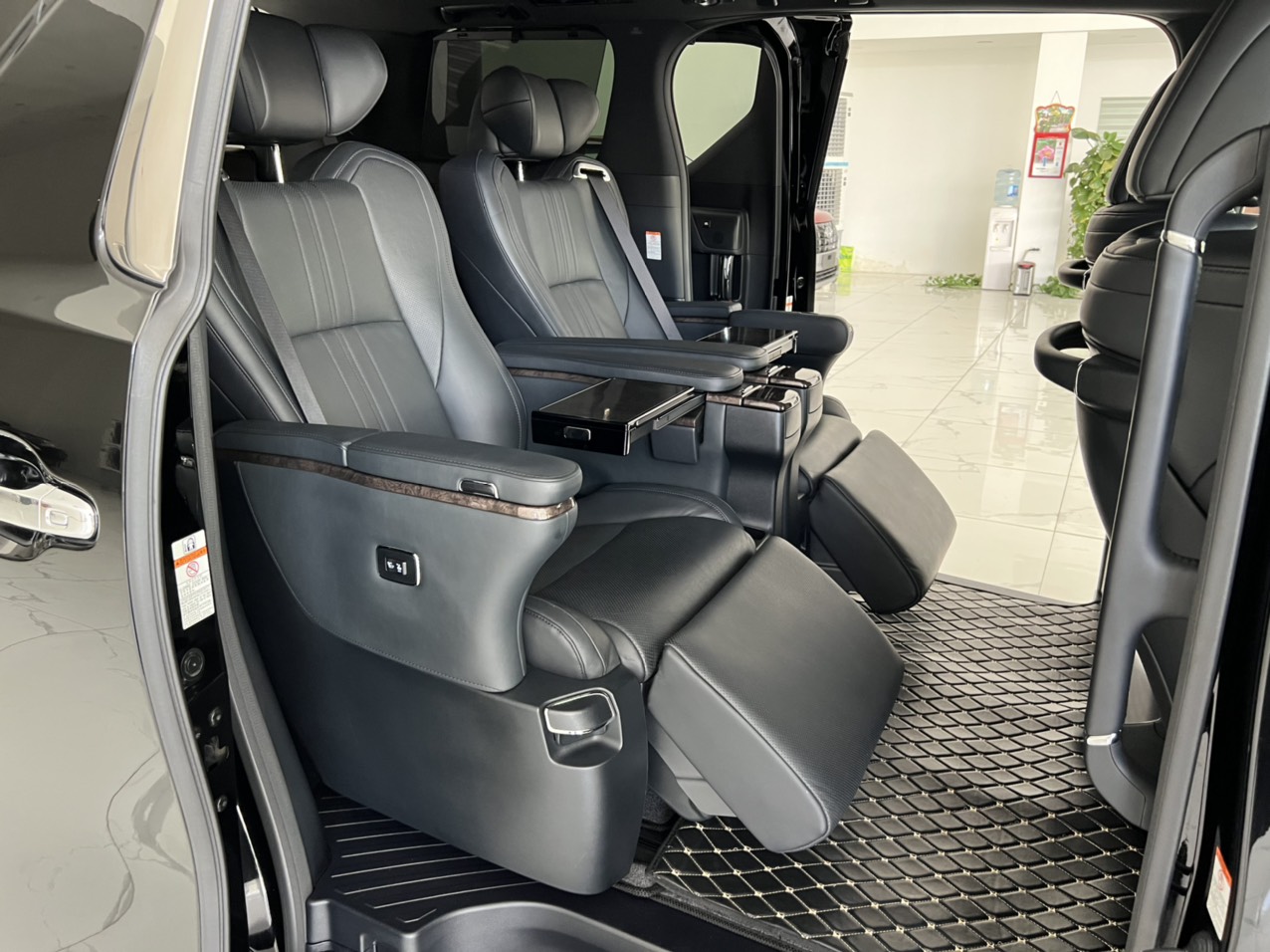 Toyota Alphard Executive Lounge  2018 - E bán chiếc Toyota Alphard màu đen xe sản xuất năm 2018 đăng ký tên cá nhân xe đẹp xuất sắc không lỗi nhỏ.