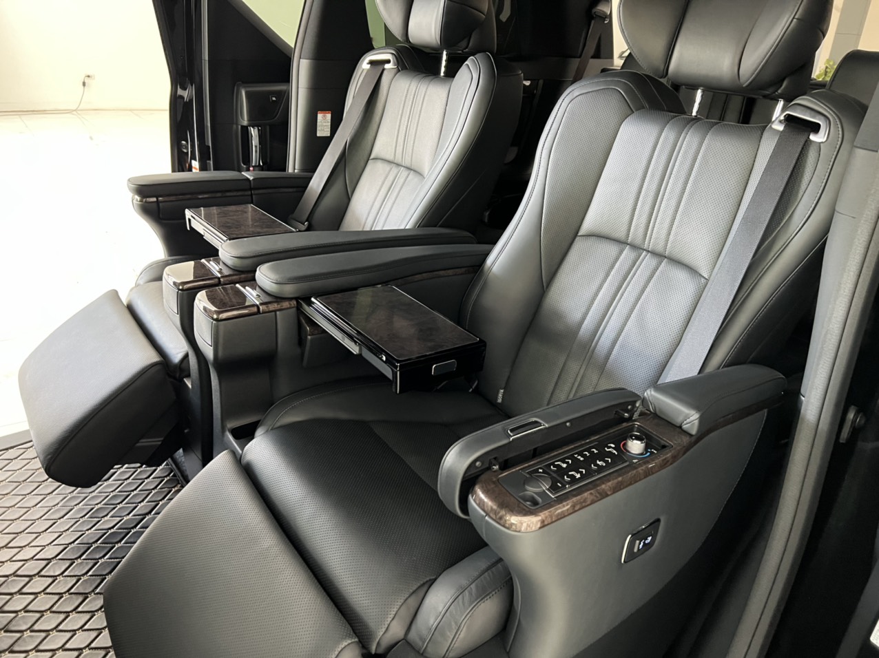 Toyota Alphard Executive Lounge  2018 - E bán chiếc Toyota Alphard màu đen xe sản xuất năm 2018 đăng ký tên cá nhân xe đẹp xuất sắc không lỗi nhỏ.