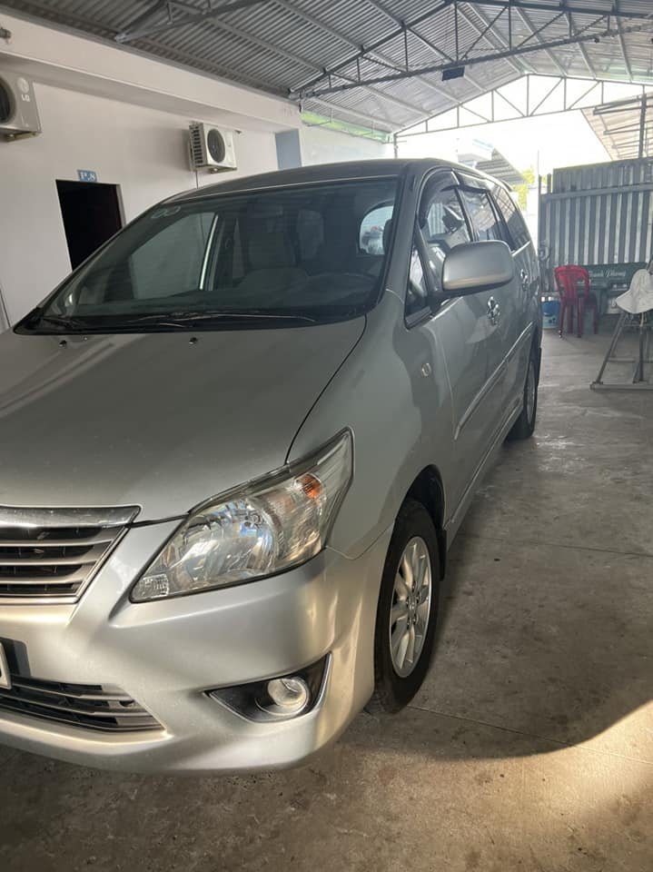 Toyota Innova 2013 - Xe màu bạc số sàn