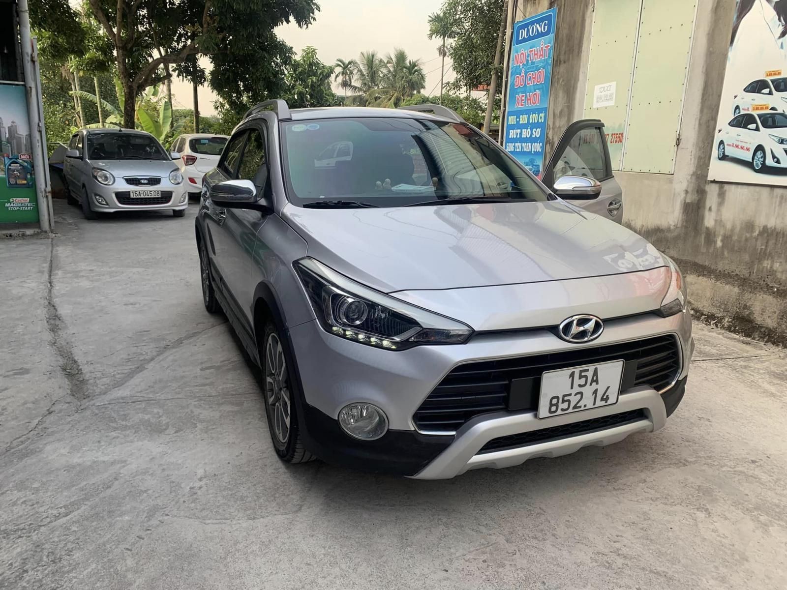 Hyundai i20 Active 2015 - Xe màu bạc