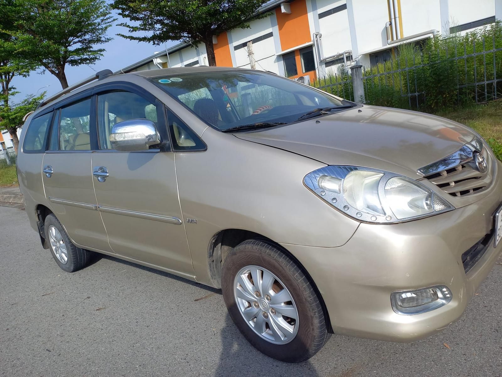 Toyota Innova 2009 - Màu bạc giá ưu đãi