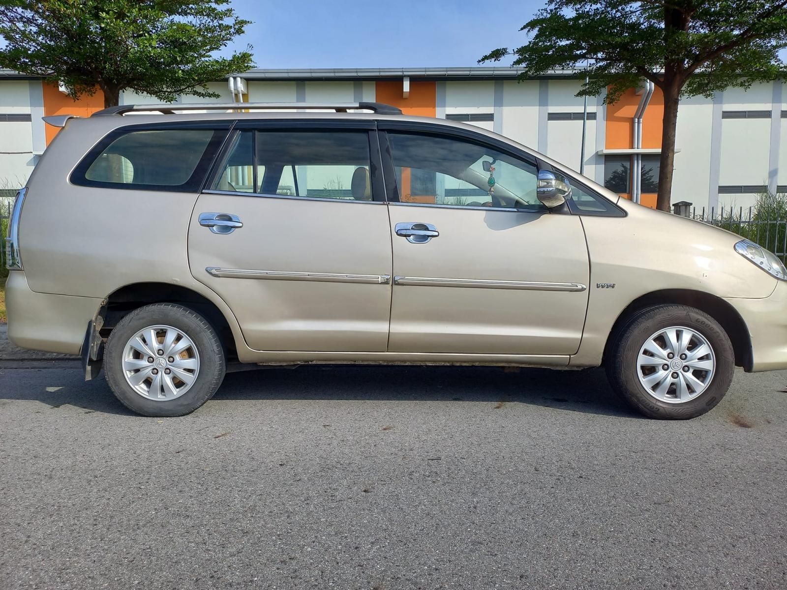 Toyota Innova 2009 - Màu bạc giá ưu đãi