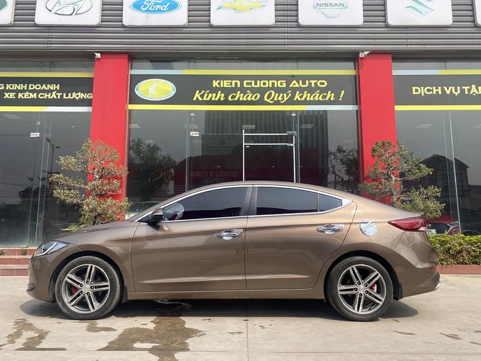 Hyundai Elantra 2016 - Màu nâu cà phê