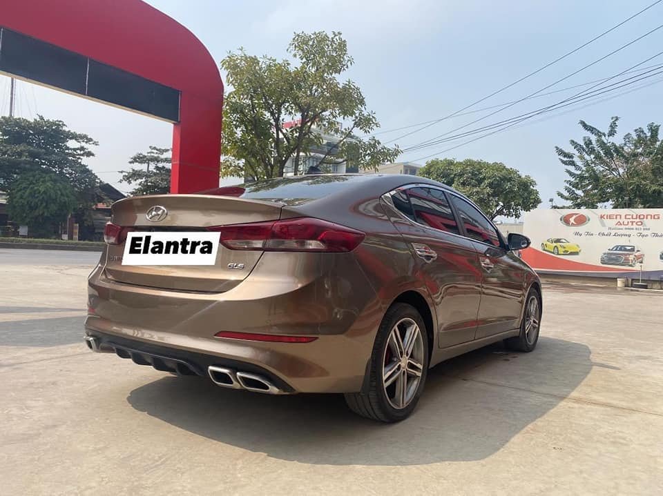 Hyundai Elantra 2016 - Màu nâu cà phê