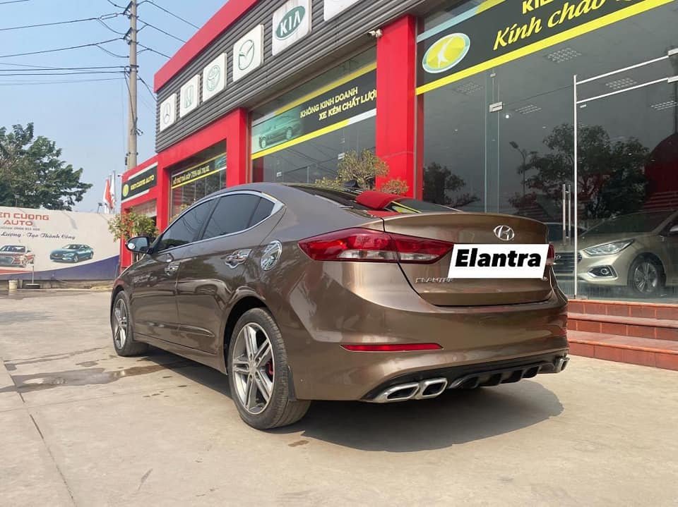 Hyundai Elantra 2016 - Màu nâu cà phê