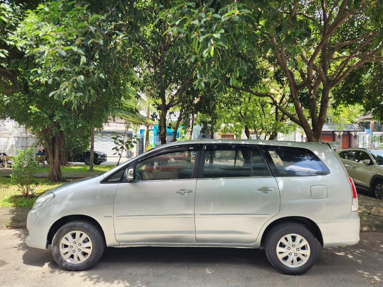 Toyota Innova 2009 - Màu ghi-bạc, gia đình sử dụng mới 95%