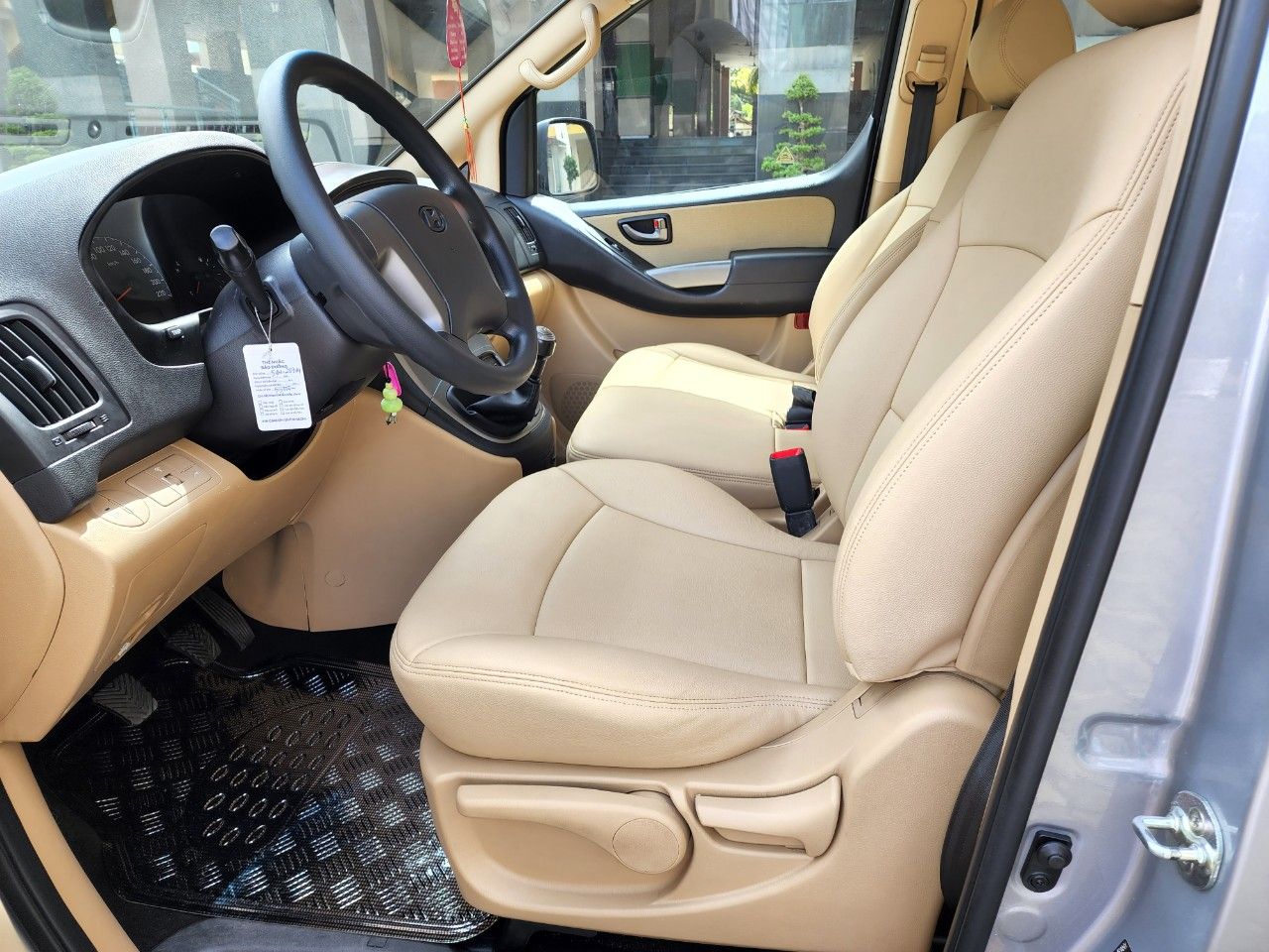 Hyundai Starex 2018 - Máy dầu 9 chỗ - Bảo hiểm 2 chiều, nệm da, camera de. Xe nhà trùm mền không chạy còn mới tinh