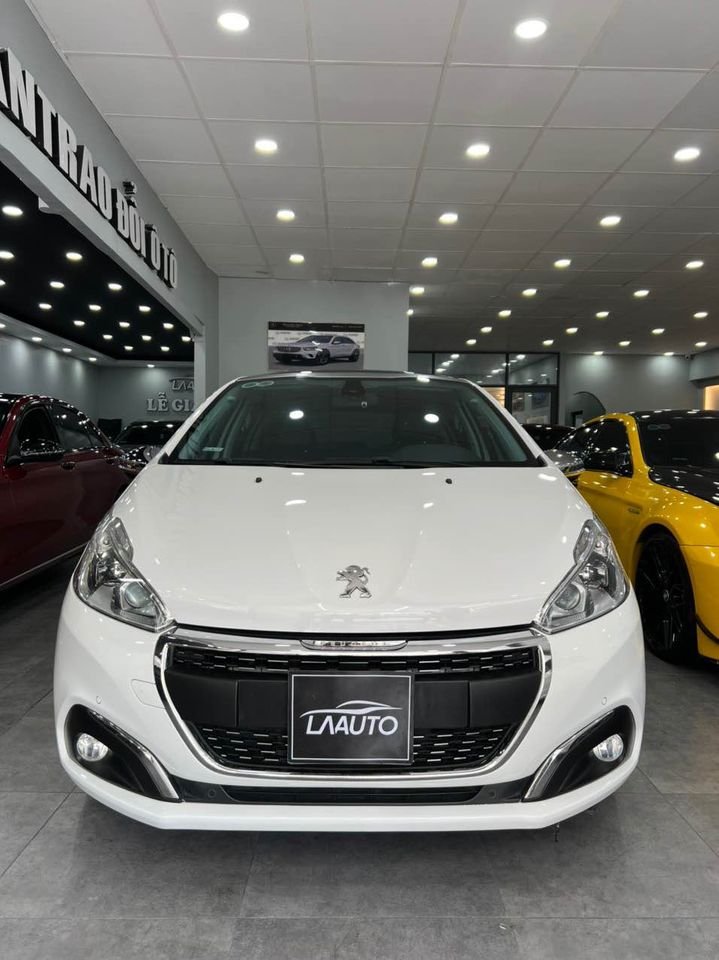 Peugeot 208 2016 - Xe màu trắng, nhập khẩu