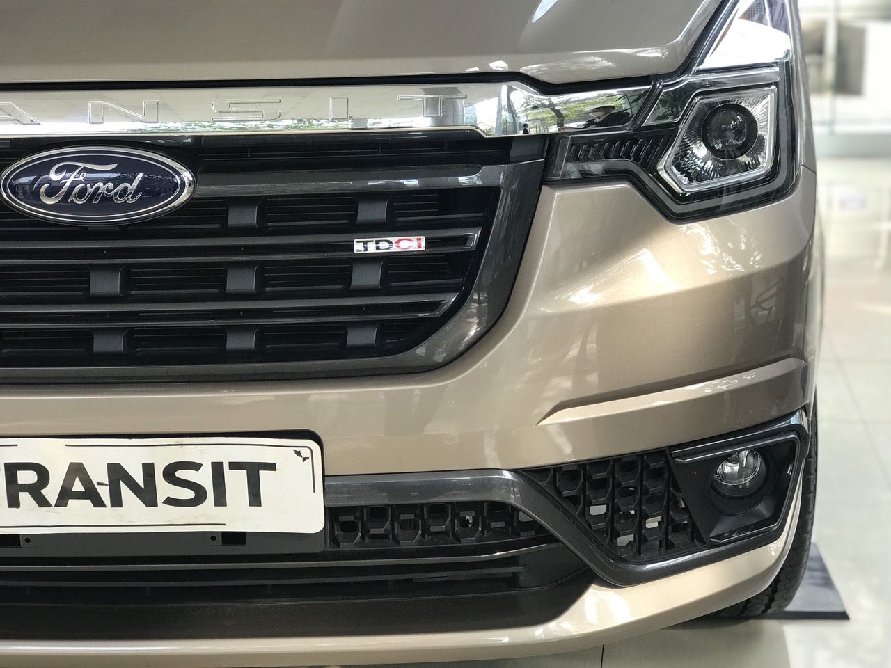 Ford Transit 2022 - Sẵn xe, giao tháng 1, giá siêu tốt, tặng cửa điện. Hỗ trợ làm biển HN, biển vàng, tem HĐ, làm cải tạo van 3,6 chỗ