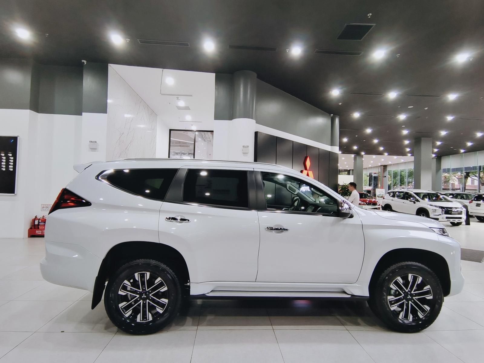 Mitsubishi Pajero Sport 2022 - Giá siêu khuyến mãi trong tháng, hỗ trợ 50% thuế trước bạ, giảm tiền, đủ màu, giao ngay