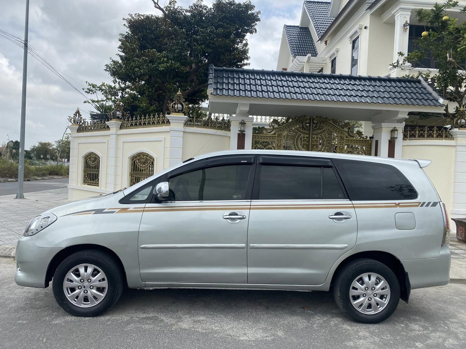 Toyota Innova 2011 - Xe màu bạc chính chủ