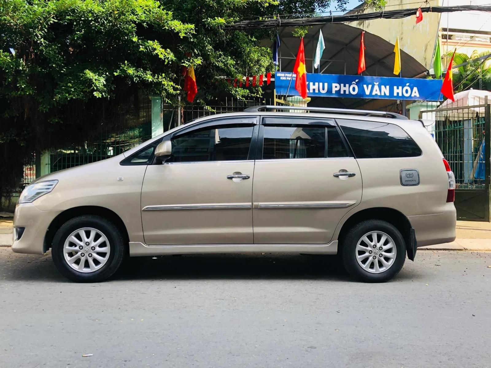 Toyota Innova 2013 - Xe màu bạc số tự động