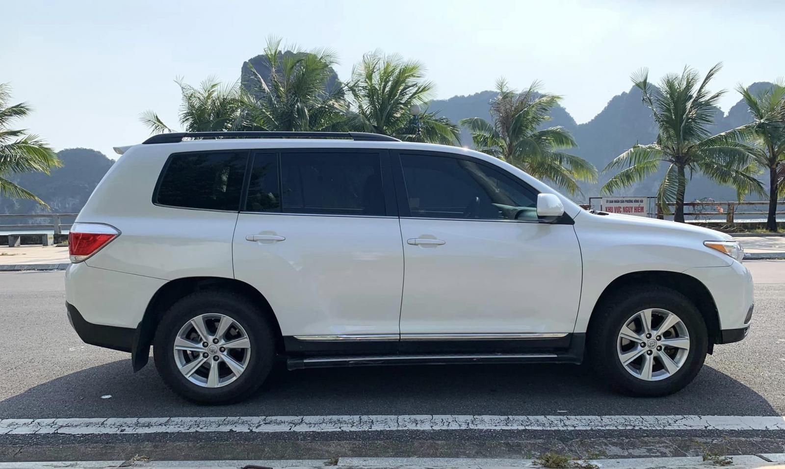 Toyota Highlander 2011 - Màu trắng, nhập khẩu số tự động