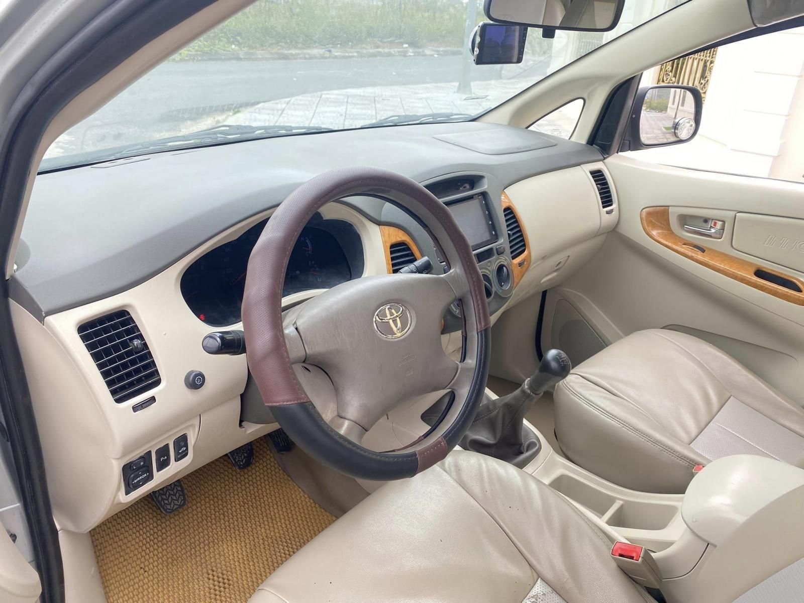 Toyota Innova 2011 - Xe màu bạc chính chủ